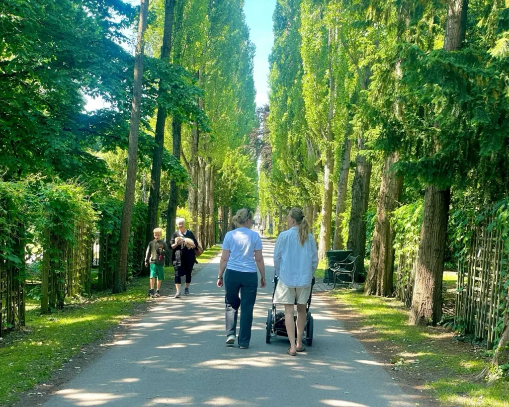 People walking through the gardens of Assistans cemetery