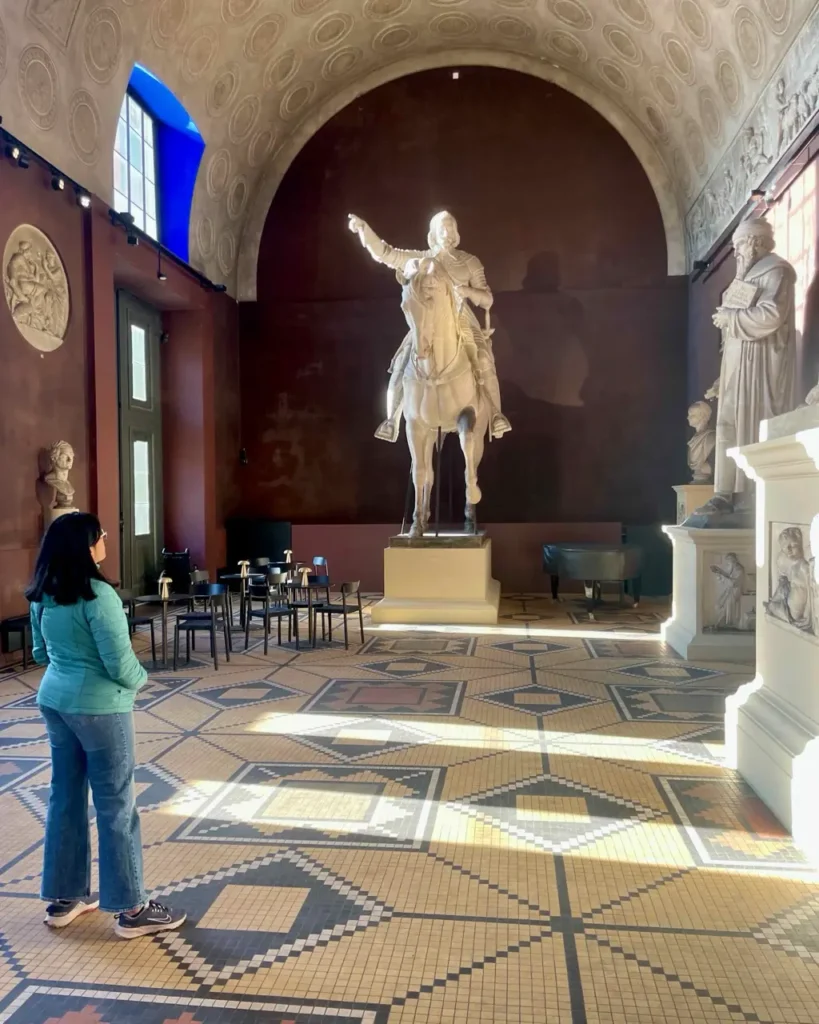 Agalya looking the sculptures at Thorvaldsen museum