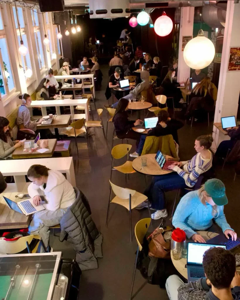 Students sitting and enjoy their food at Studenterhuset cafe